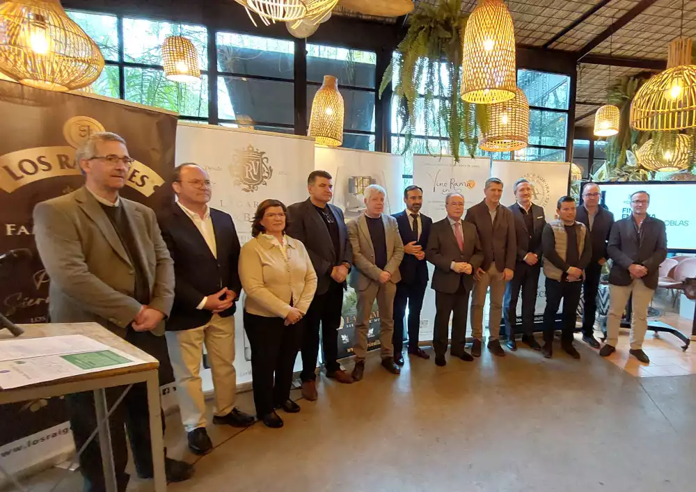 Bodegueros de la asociación Vino en Rama