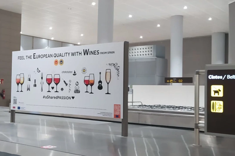 Los vinos de España dan la bienvenida a los turistas del verano en aeropuertos y estaciones de tren