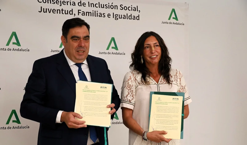 La consejera de Inclusión Social, Loles López y el presidente de la Asociación Profesional de Trabajadores Autónomos (ATA) Andalucía, Rafael Amor
