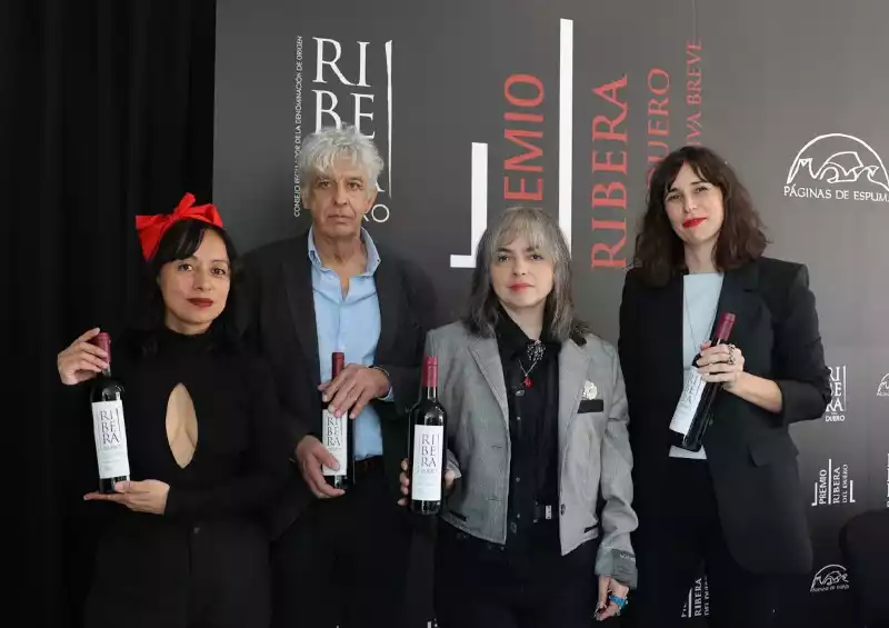 El jurado y Magalí Etchebarne, ganadora del VIII premio Ribera del Duero de Narrativa Breve 