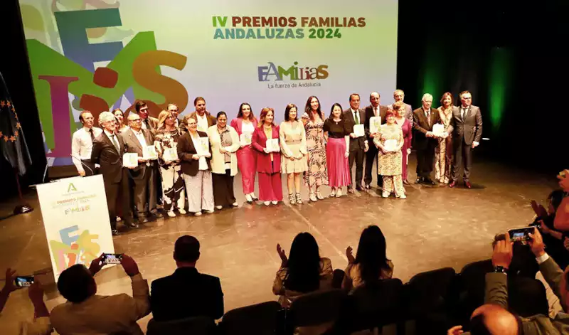 La Junta entrega los Premios Familias, "los cimientos" de Andalucía 