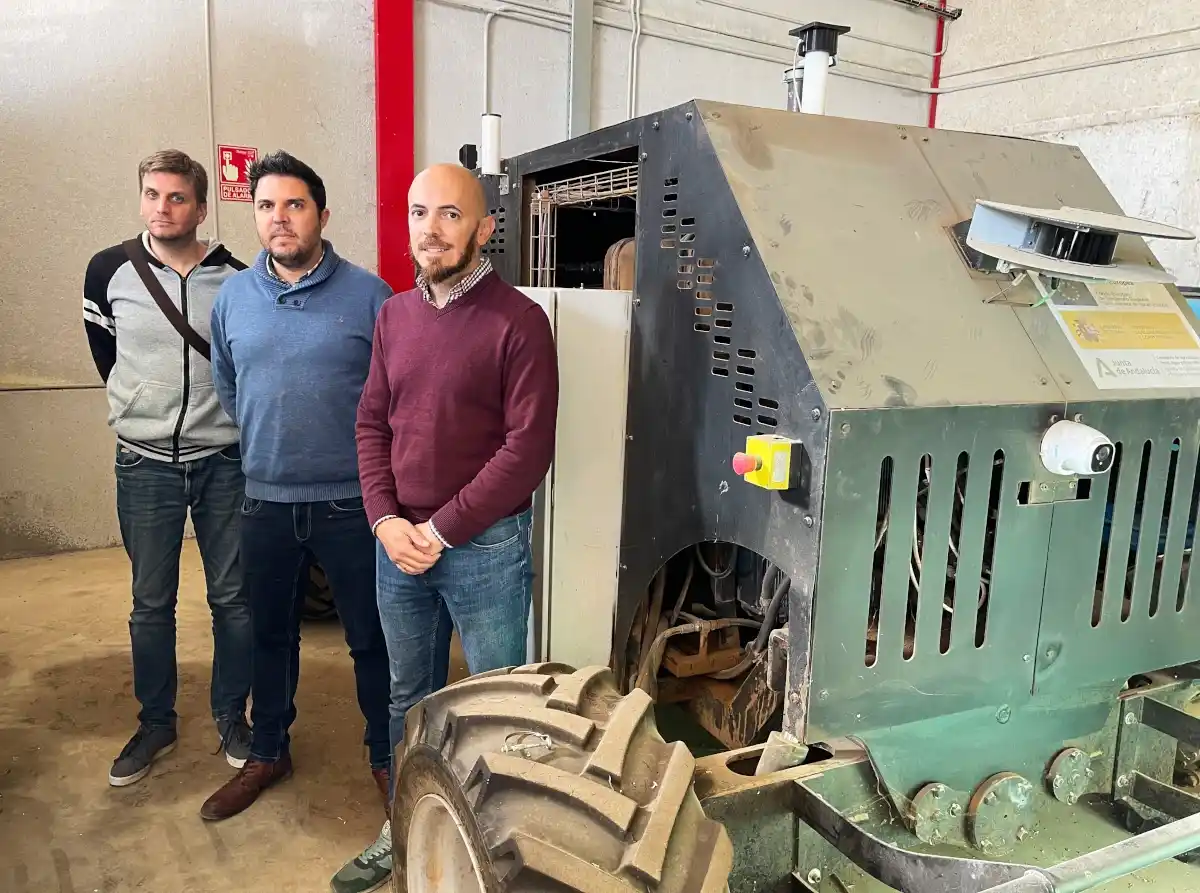 Un tractor  autónomo recorre el olivar: así se ha optimizado su navegación entre hileras de árboles